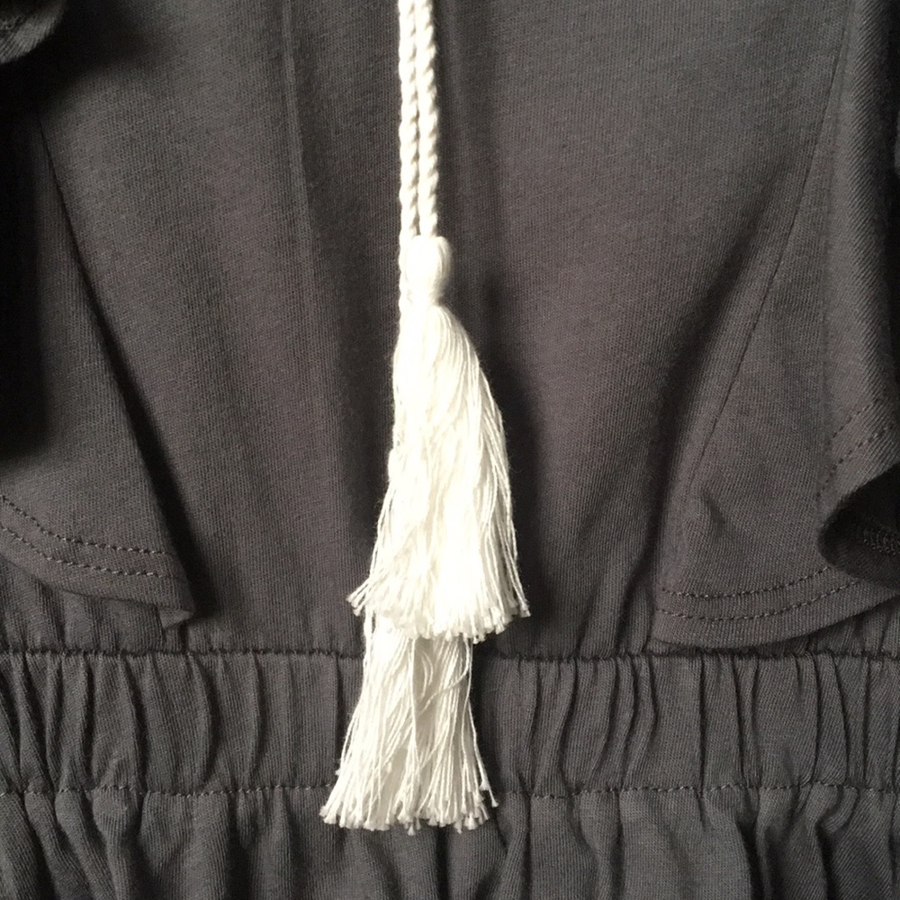 ✨NEW✨LAST 4✨Gray Ruffle Top - Picture 5 of 8
